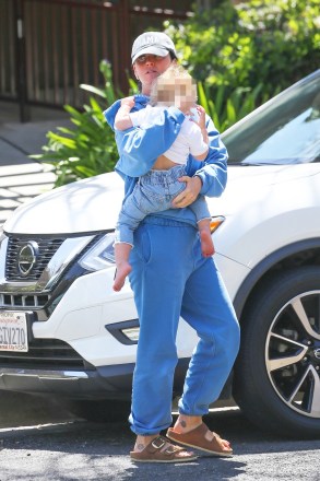 Los Angeles, CA - *EXCLUSIVE* - Kate Perry takes Daisy Dove and her mother Mary Perry to enjoy a day at the park in Los Angeles. L The American Idol host was seen cutting a relaxed figure in blue sweats and a pair of Birkenstocks for the outing.Pictured: Katy Perry 44 208 344 2007 / uksales@backgrid.com *UK customers - Images containing children, please rasterize the face before publication*